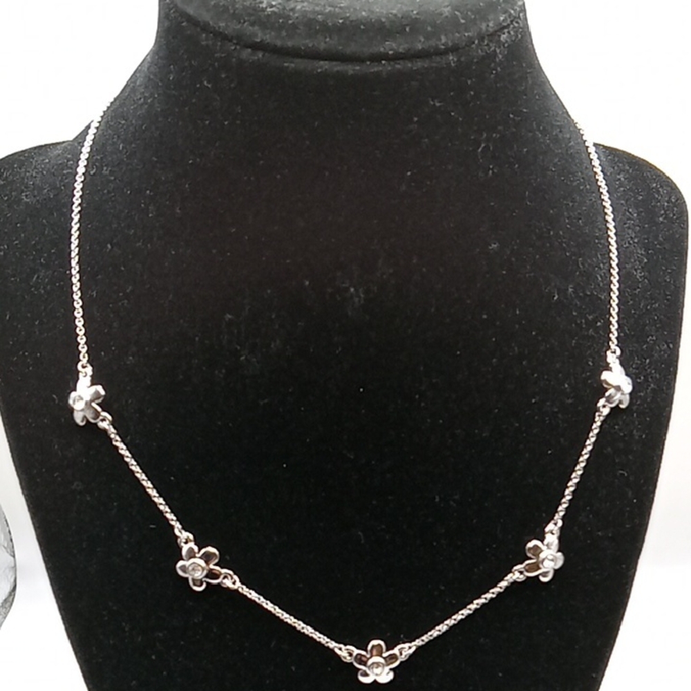 Elegant Silver Floral Necklace